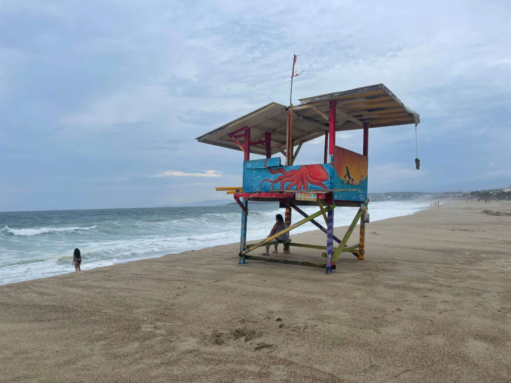puerto escondido lifeguard tower unwatched 2
